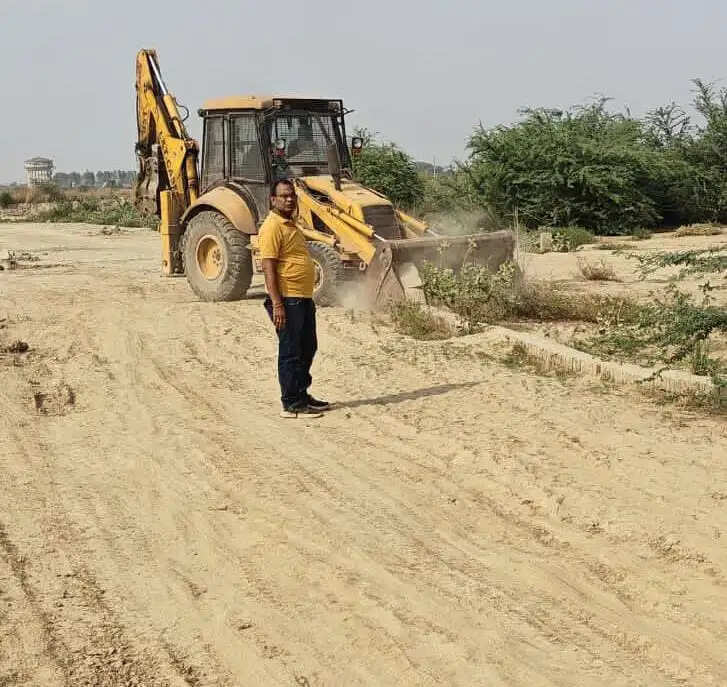 तीस बीघा जमीन में की गई अवैध प्लाटिंग पर चला पीडीए का बुलडोजर