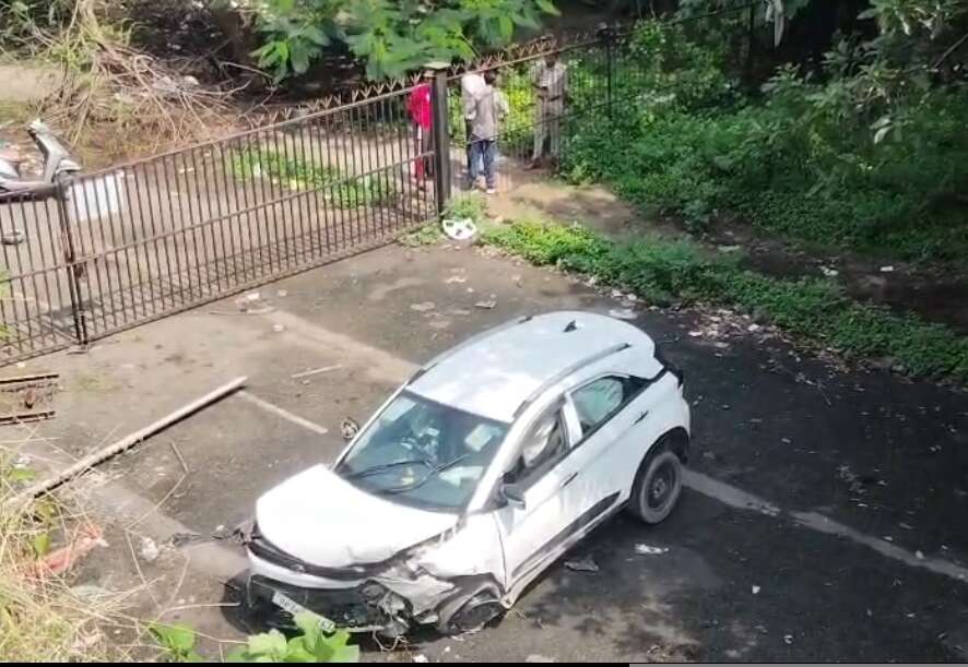 मुरे कंपनी पुल से 25 फीट नीचे गिरी कार, दो युवक घायल