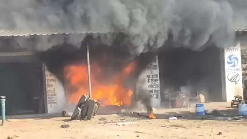 ट्रांसपोर्ट गोदाम में आग, पेट्रोलियम पदार्थ के ड्रम और टायर ने पकड़ी आग, तीन झुलसे