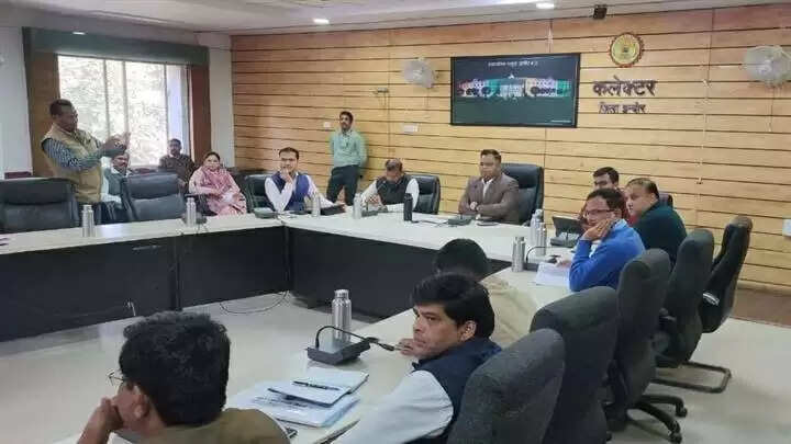 इंदौरः कलेक्टर ने की सीएम हेल्पलाइन प्रकरणों की समीक्षा, लापरवाही पाए जाने पर दो कर्मचारी निलंबित