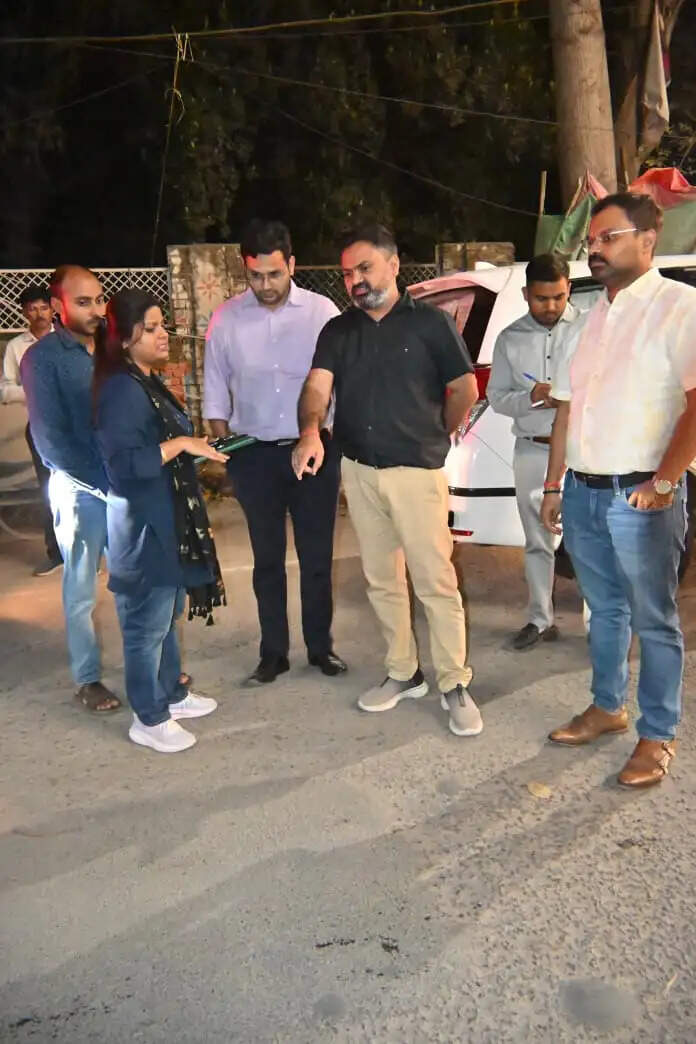 सड़कों की मरम्मत और सफाई में लापरवाही बर्दाश्त नहीं, समय से पूरे हों विकास कार्य : जिलाधिकारी