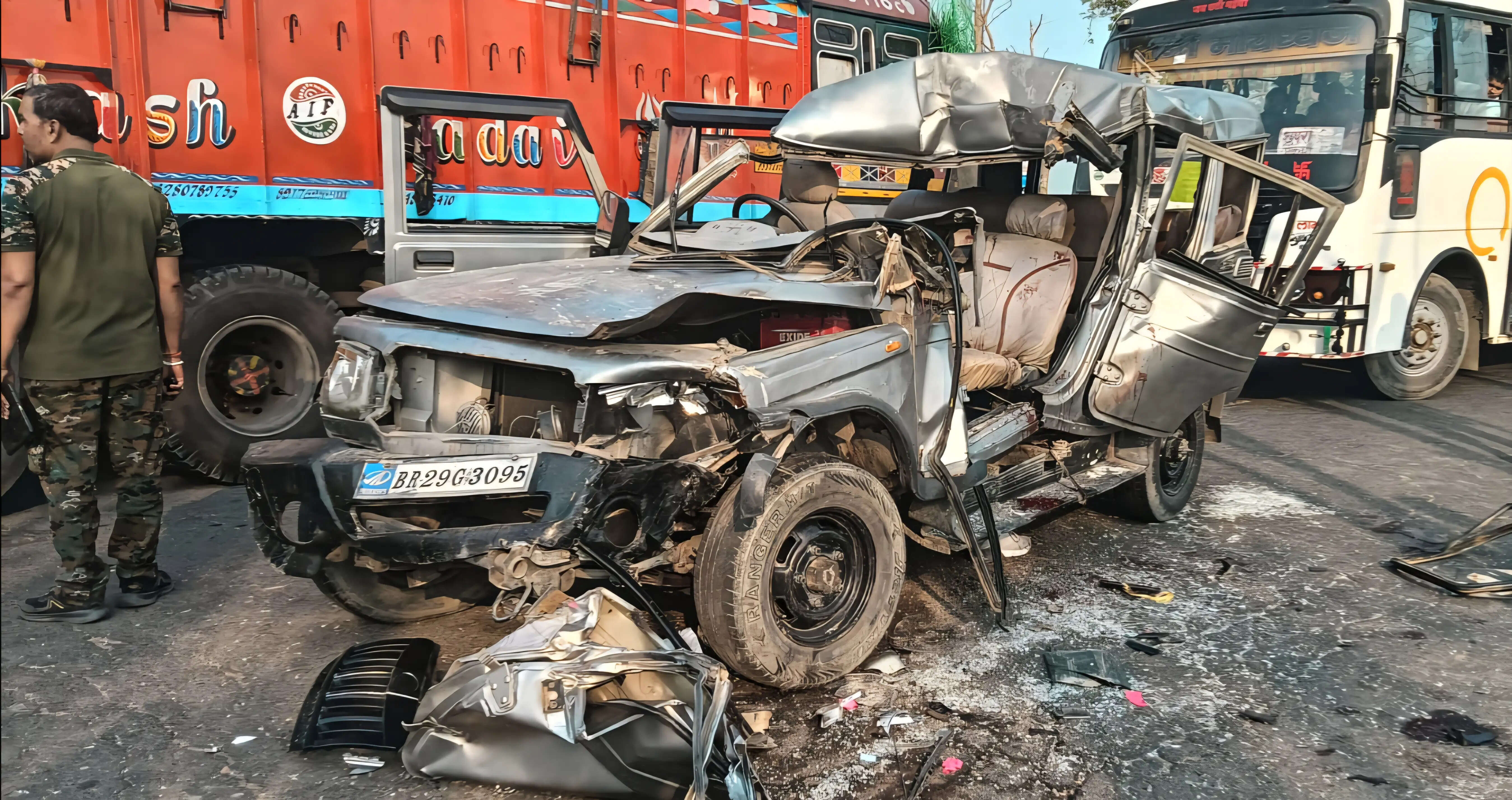 बंशी छपरा के समीप सड़क हादसे में एक की मौत, सात घायल