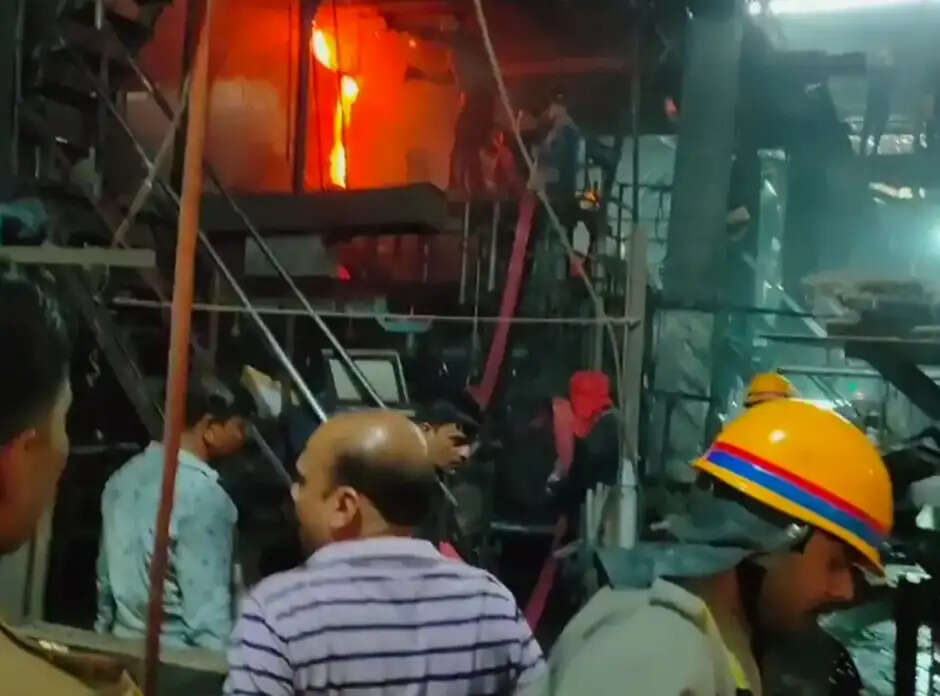 कांच फैक्ट्री में भट्टी लीक होने से लगी भीषण आग