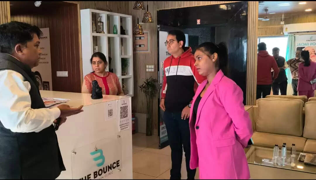 अवैध हेयर एंड स्कीन क्लिनिक पर कार्रवाई, सील, एफआईआर की तैयारी