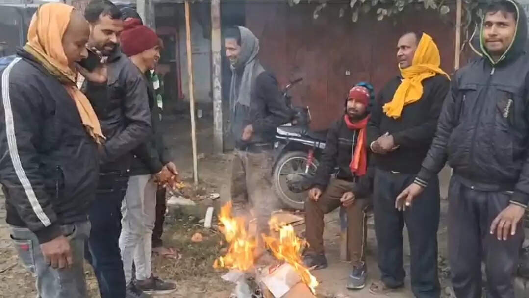 कोहरे और शीतलहर की चपेट में सारण जनजीवन अस्त व्यस्त