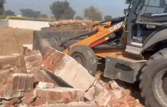 महेंद्रगढ़ में अवैध कॉलोनी पर चला पीला पंजा