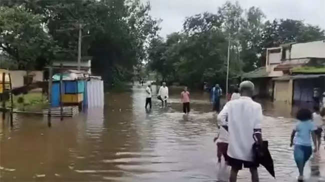 पंचगंगा नदी में आई बाढ़ का पानी कोल्हापुर जिले के शहरों में घुसने से जनजीवन बेहाल