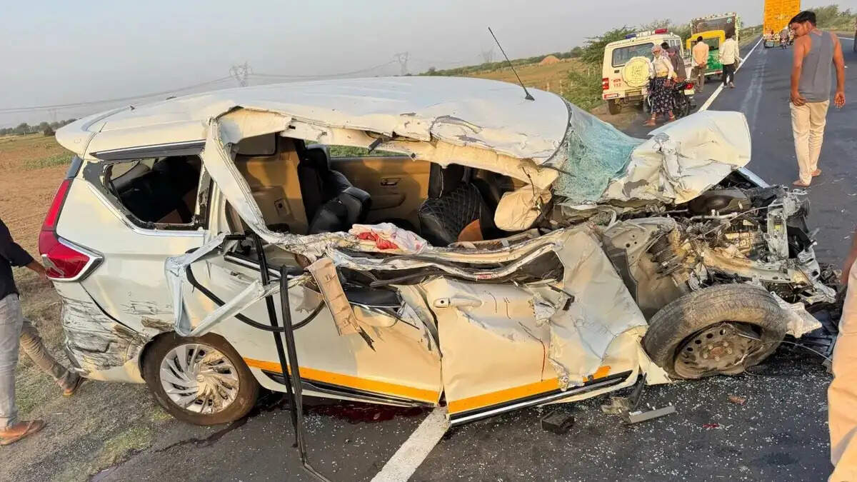 कार-कंटेनर में भिड़ंत से यूपी के दो लोगों की मौत