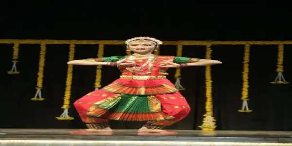 जानवी ने तीन घंटे तक दी भरतनाट्यम की प्रस्तुति