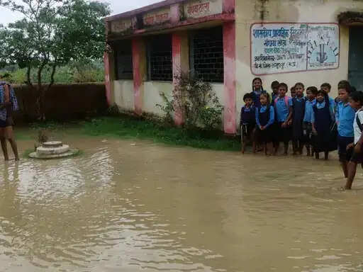 अनूपपुर: स्कूल परिसर में जलभराव के बीच बच्चे करते हैं आवाजाही