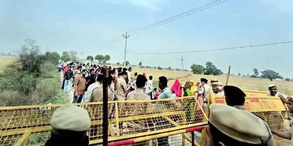 जींद : चंडीगढ़ कूच कर रहे परिवारों को मंत्री कृष्ण बेदी ने रोका