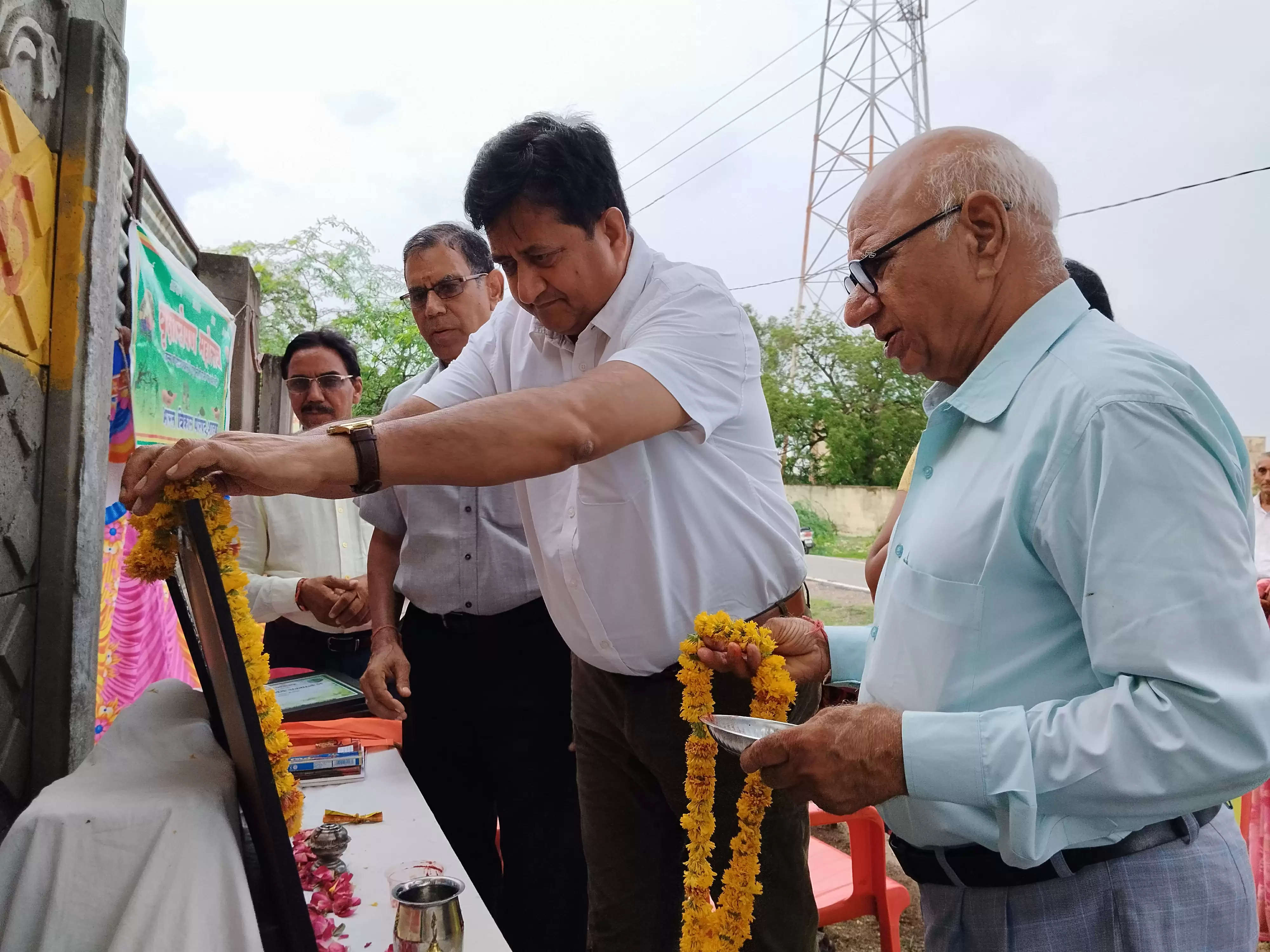 संस्कारों से ही राष्ट्र निर्माण, पौधरोपण भी जीवन में जरूरी-कलेक्टर शेखावत