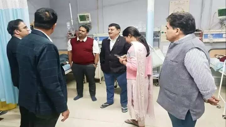 खंडवाः उत्तर प्रदेश के दल ने किया जिला अस्पताल के डे केयर कैंसर सेंटर का निरीक्षण