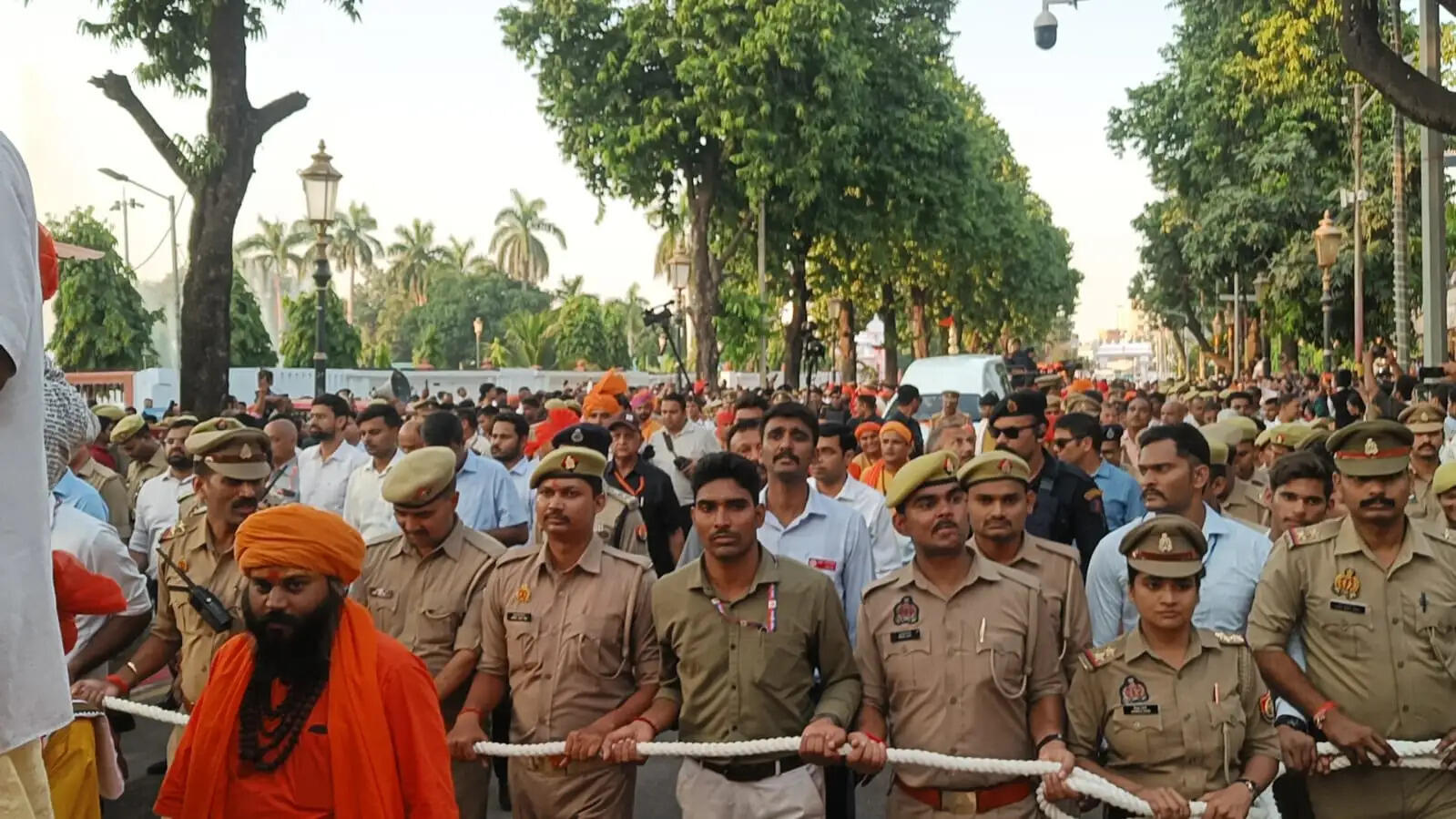 दिव्य आभा के साथ निकली गोरक्षपीठाधीश्वर की विजयादशमी शोभायात्रा