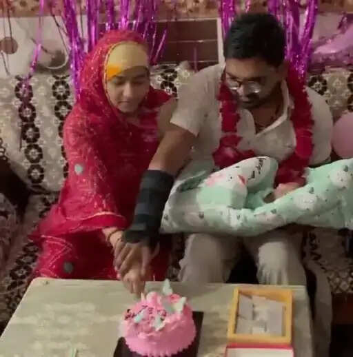 'बेटी हुई है, लक्ष्मी आई है' लिखी सजी-धजी कार में नवजात का ग्रैंड वेलकम, पूरे शहर में चर्चा