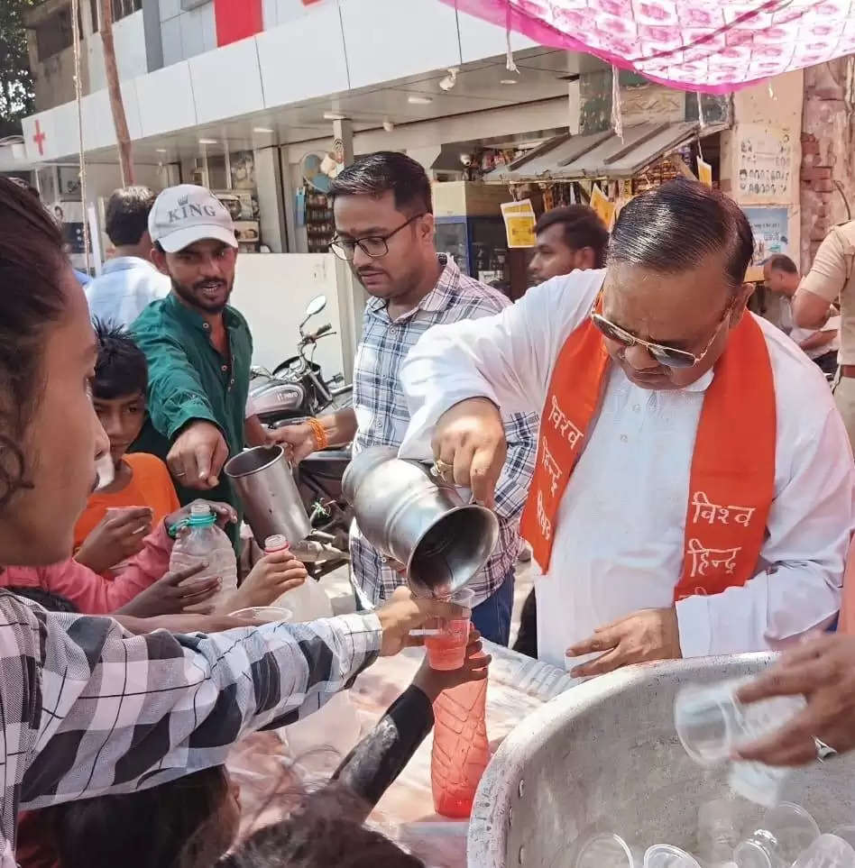 विश्व हिन्दू परिषद सेवा विभाग ने भीषण गर्मी के बीच बांटा शर्बत व मट्ठा