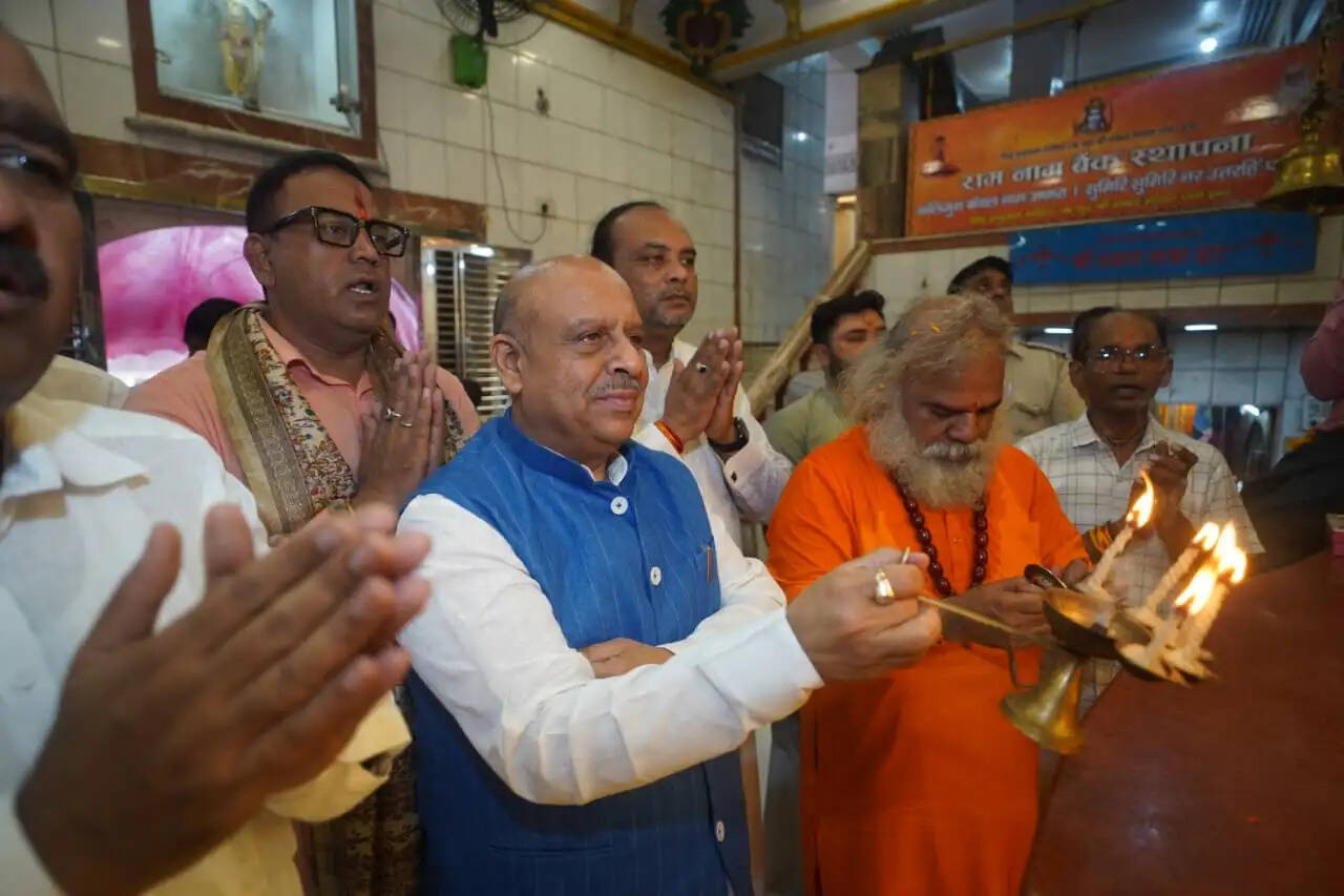 विजेंद्र गुप्ता ने 108 फुट संकटमोचन धाम में किया दर्शन-पूजन