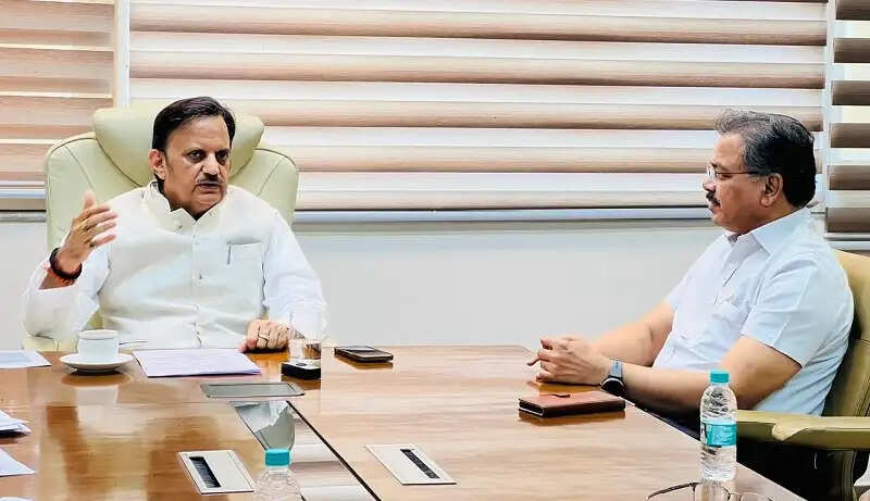 स्वास्थ्य संस्थाओं में लंबित आउटसोर्स पदों पर भर्ती की कार्यवाही प्राथमिकता से करें : उप मुख्यमंत्री शुक्ल