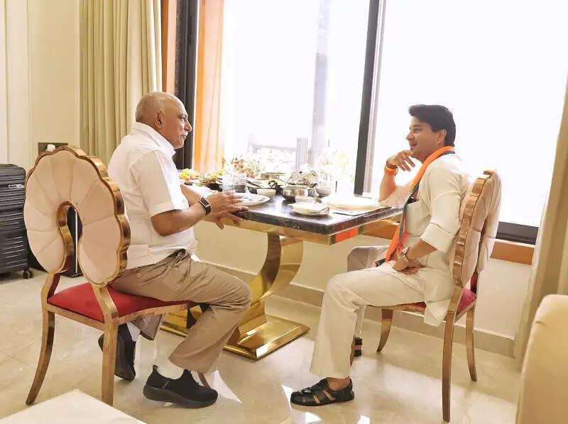 सिंधिया का कॉकरोच जनता पार्टी पर तंज, बोले-ट्रेंड से नहीं, जनता के बीच काम करने से चलती है राजनीति