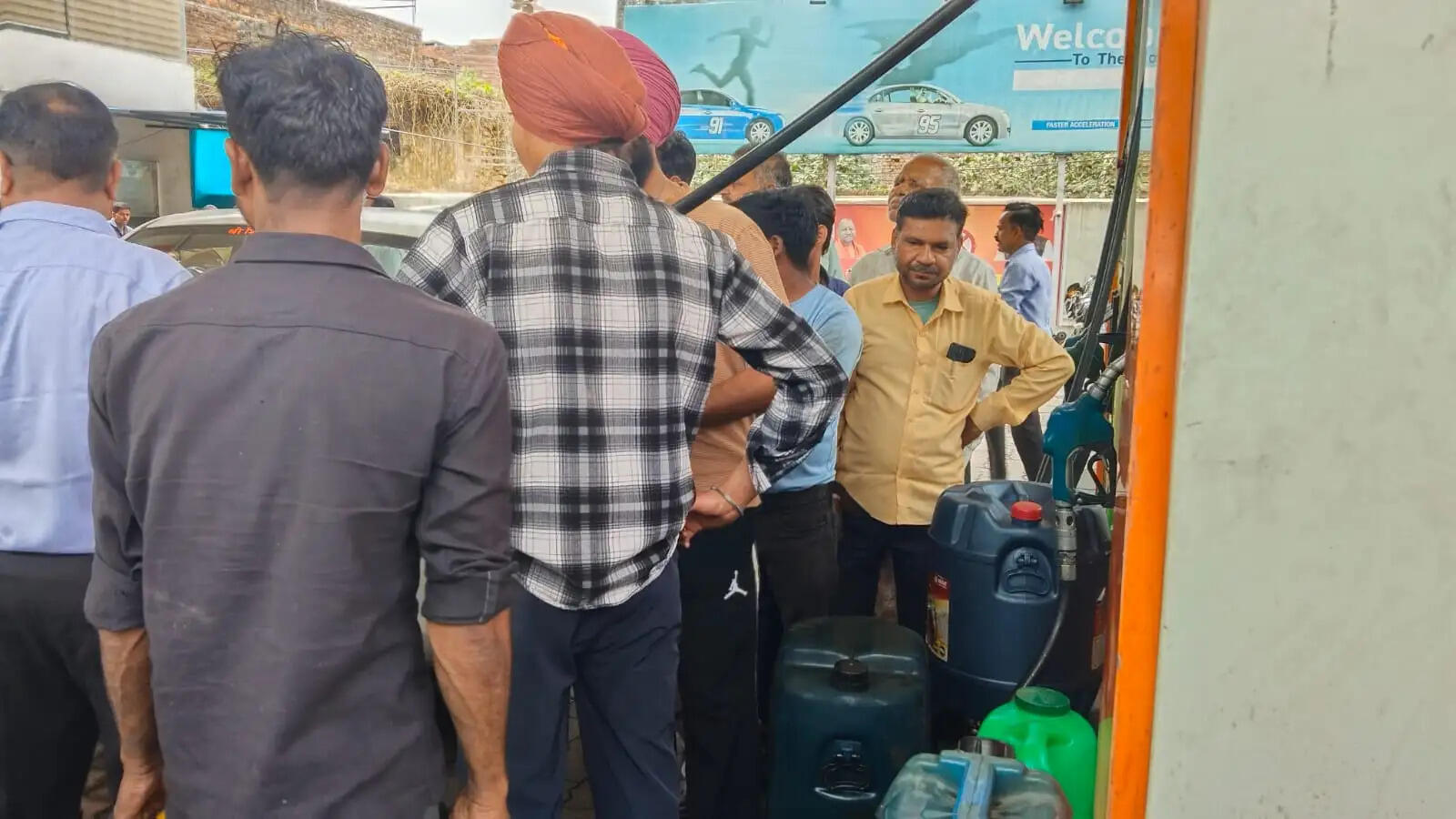 सीतापुर : तेल को लेकर अफवाहों ने बढ़ाई अफ़रा-तफरी, दूसरे दिन भी पेट्रोल पम्पों पर लगी भीड़, हुआ हंगामा