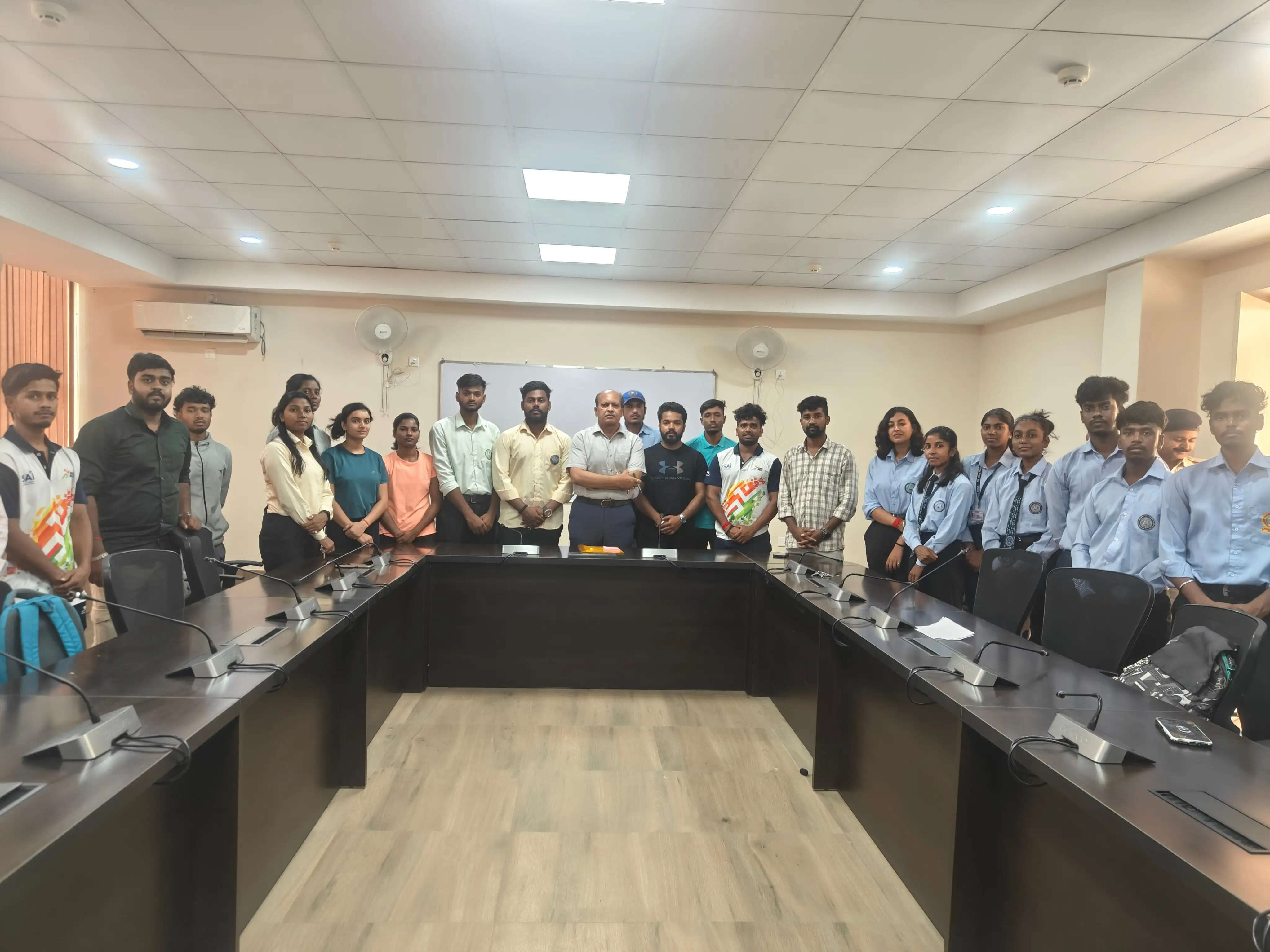 खेल सुविधाओं की बदहाली और अनियमितताओं को लेकर छात्रों ने कुलपति को सौंपा ज्ञापन