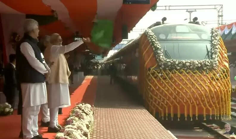 देश को मिली पहली वंदे भारत स्लीपर ट्रेन, प्रधानमंत्री ने दिखाई हरी झंडी