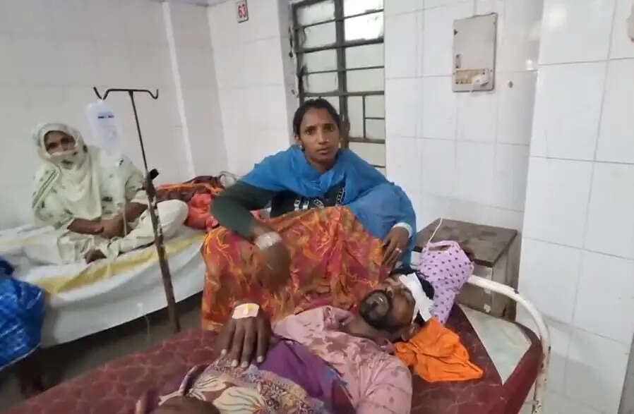 बालू माफिया पर मारपीट के आराेप में थाने में दिया आवेदन