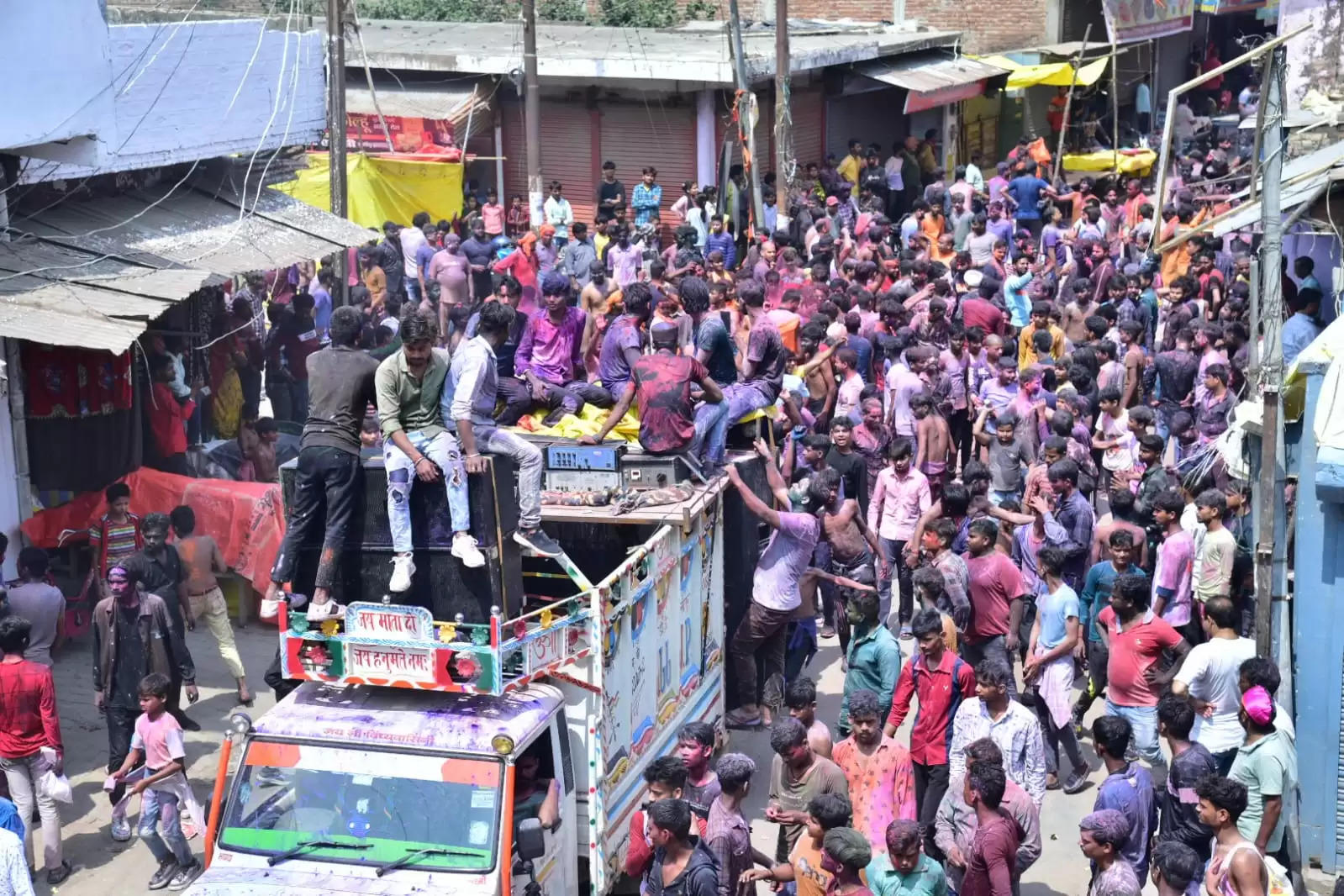 शक्तिपीठ देवीपाटन से निकली पारंपरिक होली यात्रा, श्रद्धालुओं ने जमकर खेली होली