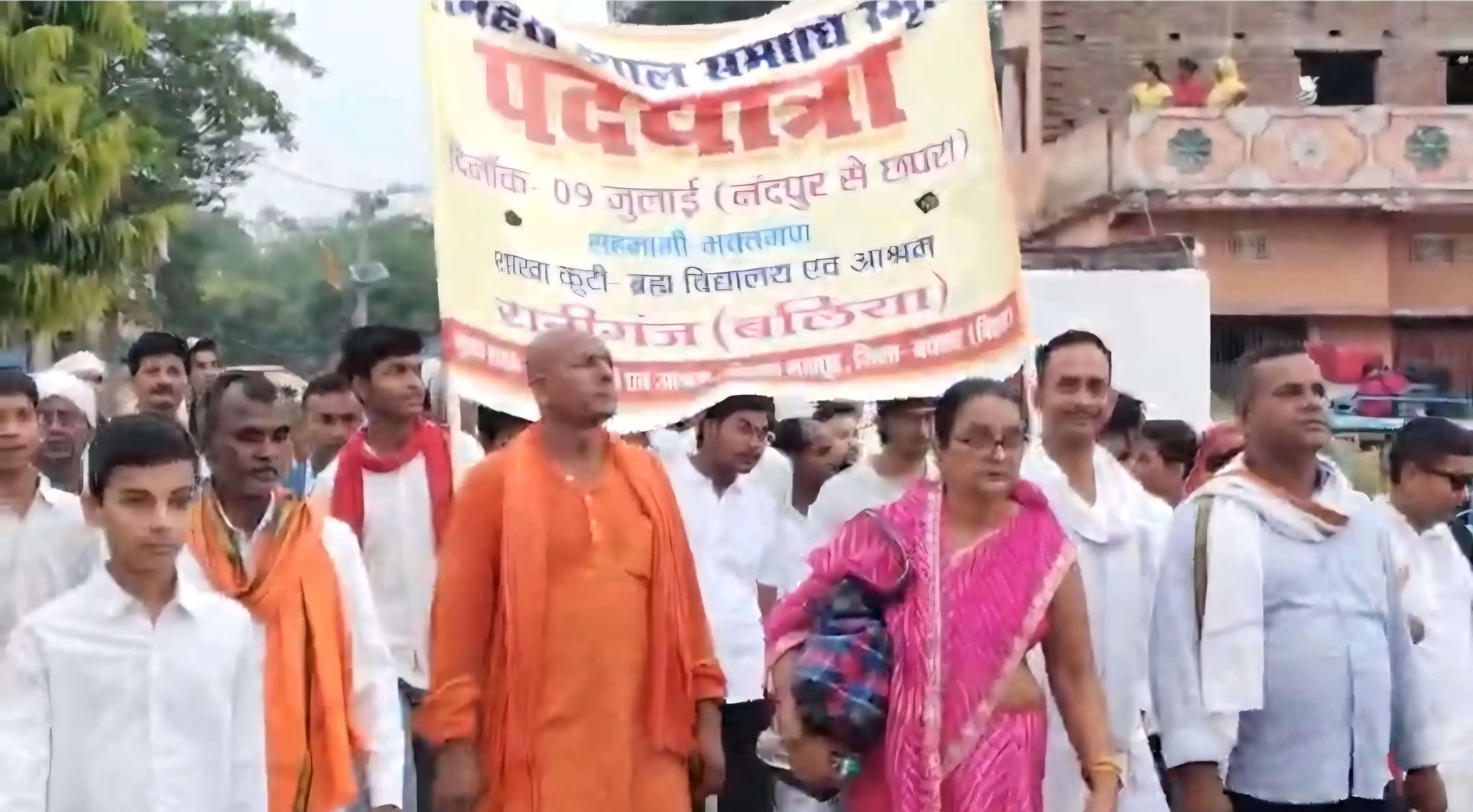संत परमहंस दयाल की स्मृति में छपरा में निकली पदयात्रा