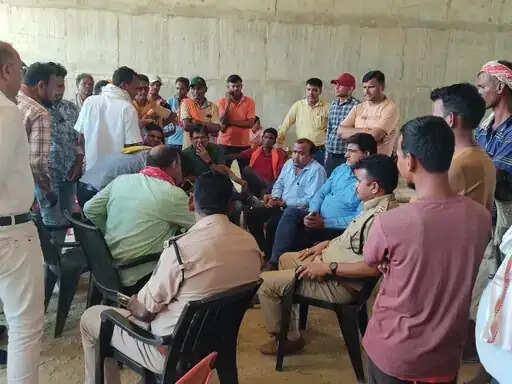 जर्जर सड़कों को लेकर ग्रामीणों का फूटा गुस्सा, डीबीएल कंपनी गेट पर किया प्रदर्शन