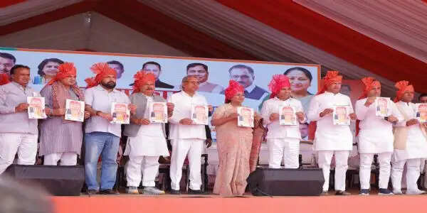 मुख्यमंत्री ने सरकार के विकास कार्यों का रिपोर्ट कार्ड किया साझा