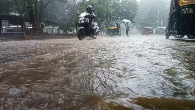 मुंबई में भारी बारिश से सड़क, रेल और हवाई यातायात प्रभावित, अगले 24 घंटों के लिए ऑरेंज अलर्ट