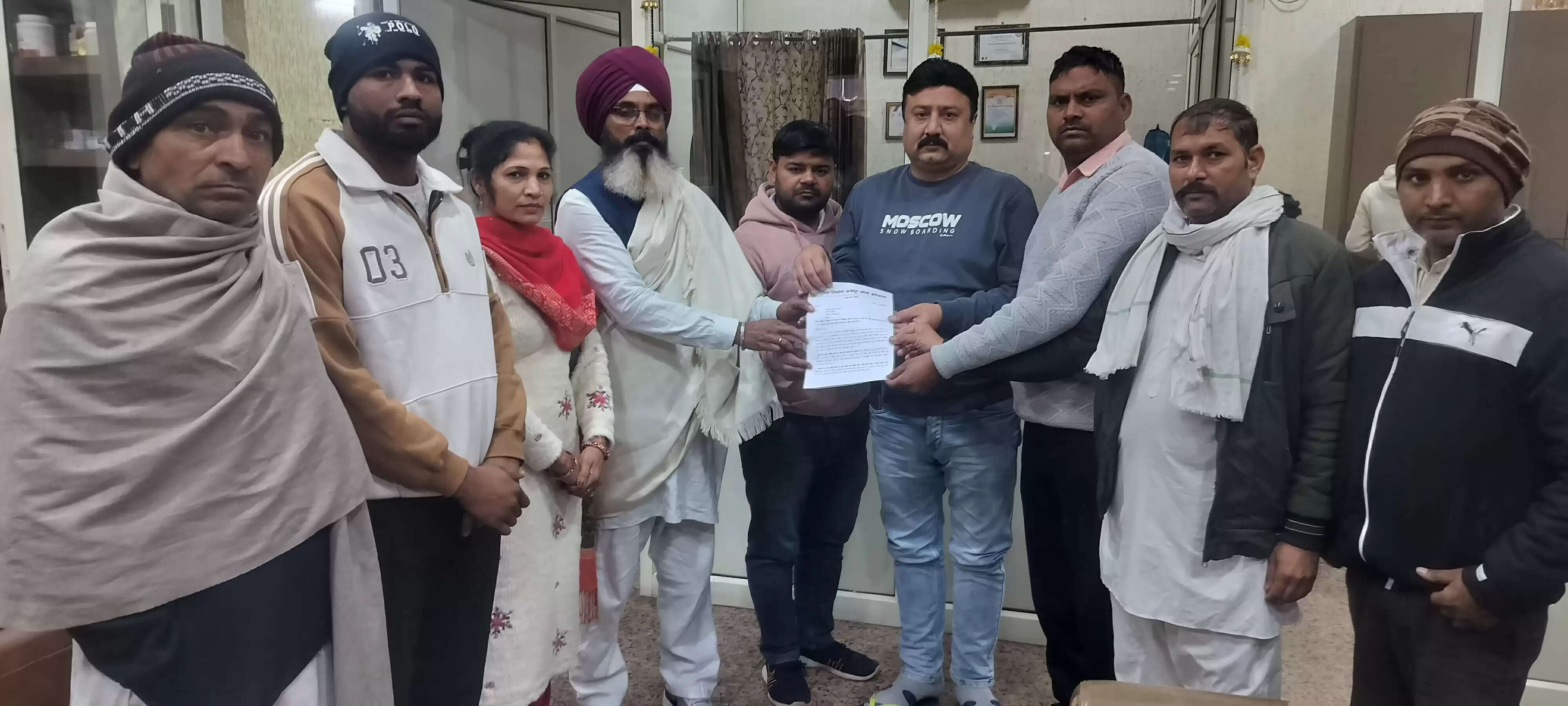 जींद : निर्माण मजदूरों ने डिप्टी स्पीकर प्रतिनिधि को सौंपा ज्ञापन