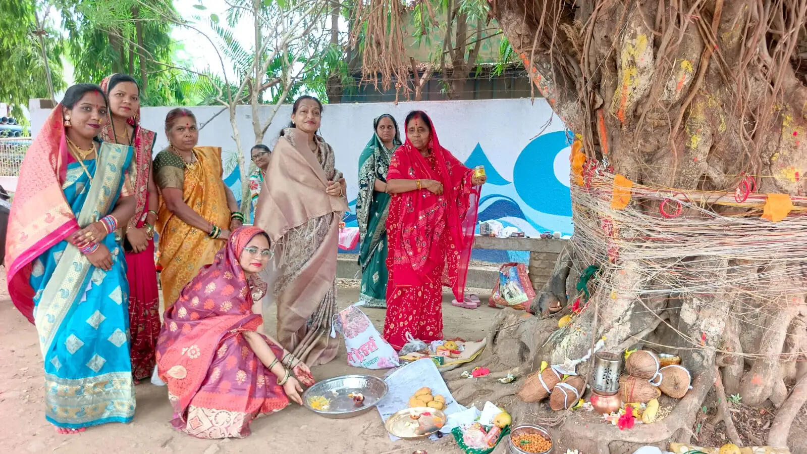 पति की दीर्घायु के लिए महिलाओं ने की वटवृक्ष की पूजा