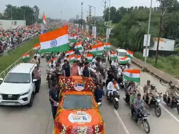 भोपाल में निकली&nbsp;32 किमी लंबी तिरंगा यात्रा,&nbsp;अखंड भारत, राष्ट्रभक्ति और नशामुक्ति का दिया संदेश