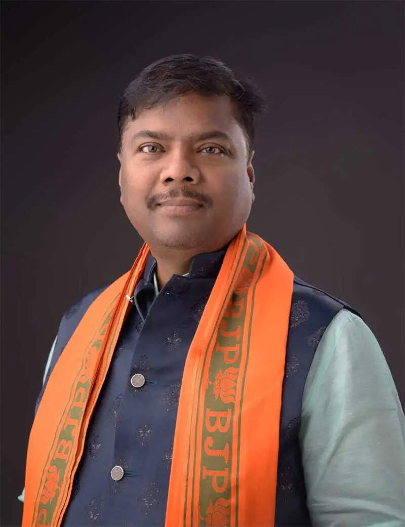 साय सरकार में रोजगार के नए अवसर, बस्तर के स्थानीय युवाओं को मिलेगा प्राथमिकता का लाभ: केदार कश्यप