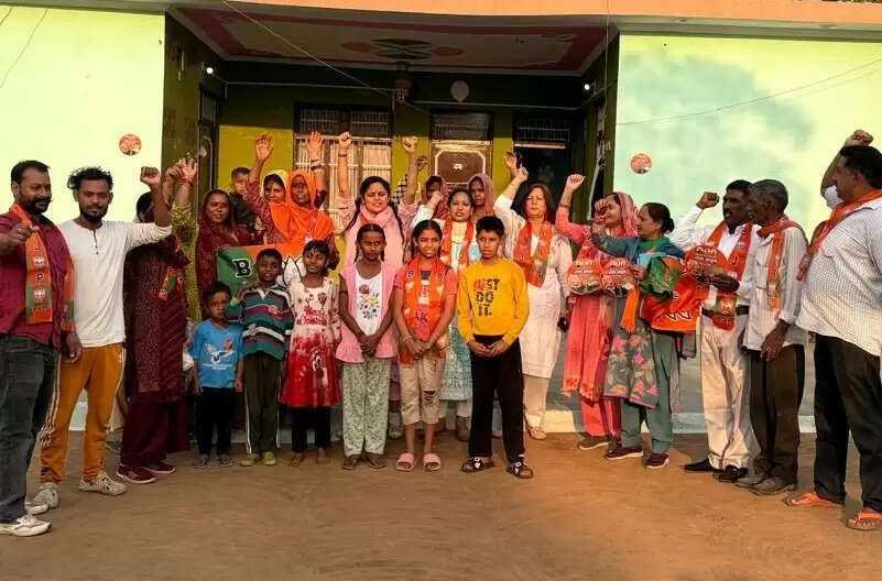 भाजपा महिला मोर्चा ने नगरोटा विधानसभा क्षेत्र के अम्भ घरोटा में घर-घर जाकर प्रचार अभियान तेज़ किया