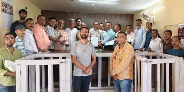 गौमाता को राष्ट्रमाता घोषित करने की मांग को लेकर तहसीलदार कमरऊ को ज्ञापन