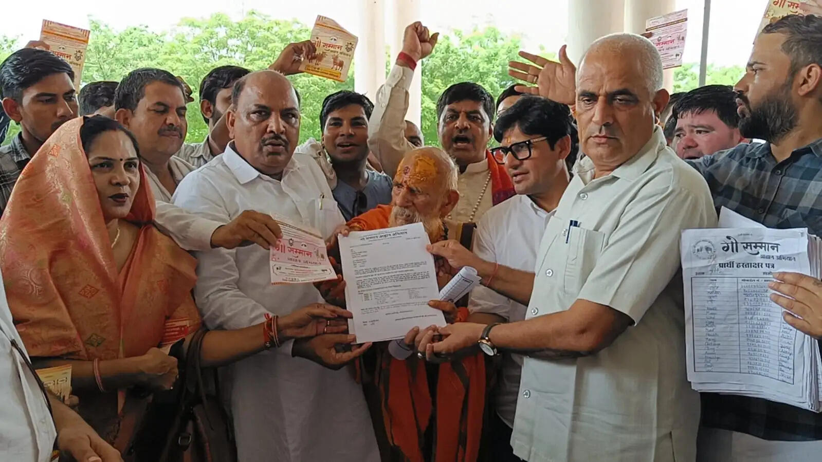 गाय को राष्ट्रमाता घोषित करने की मांग पर गौ-प्रेमियों ने दिया ज्ञापन