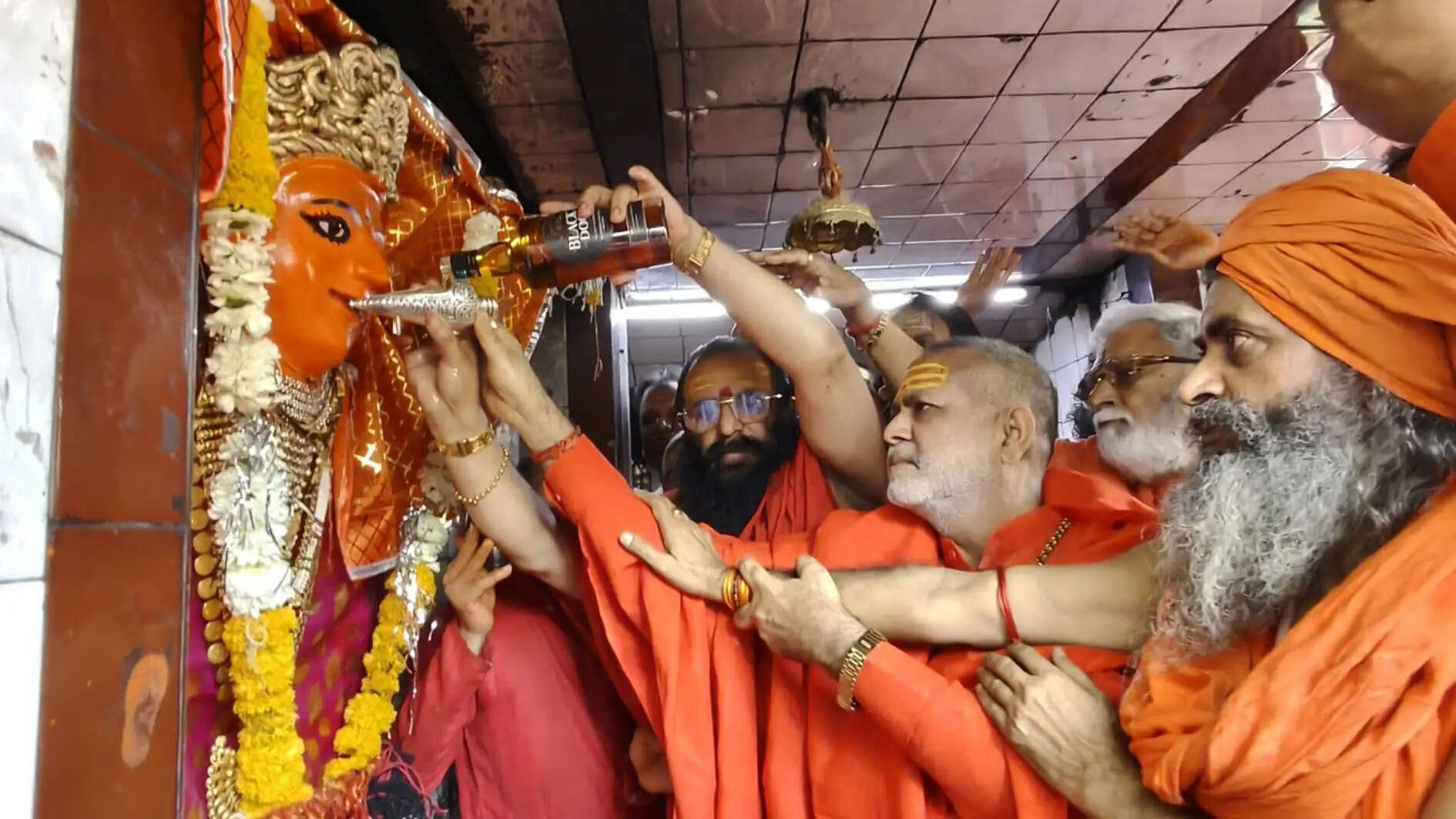 उज्जैन में महाष्टमी पर हुई नगर पूजा, देवी को करवाया मदिरा पान