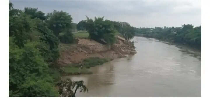 बीहर नदी का बहाव रोकना पड़ा महंगा, दो कॉलोनाइजरों पर एफआईआर के आदेश