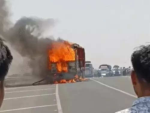 ट्रक-बाइक की भिड़ंत के बाद लगी आग, युवक जिंदा जला, गर्भवती पत्नी झुलसी