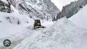 बर्फ जमने के कारण डकसुम-सिंथन सड़क मार्ग सभी वाहनों के लिए बंद