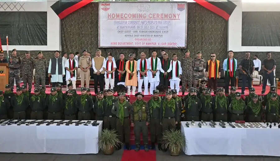 मणिपुर में केसीपी (पीडब्ल्यूजी) के 46 उग्रवादियों ने किया आत्मसमर्पण, 28 अत्याधुनिक हथियार भी सौंपे