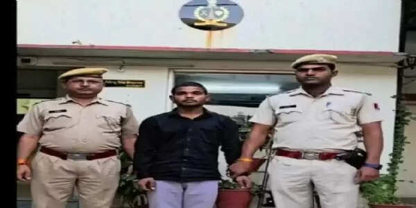 नाबालिग छात्रा से दुष्कर्म कर गर्भवती करने का आरोपित आगरा से पकड़ा