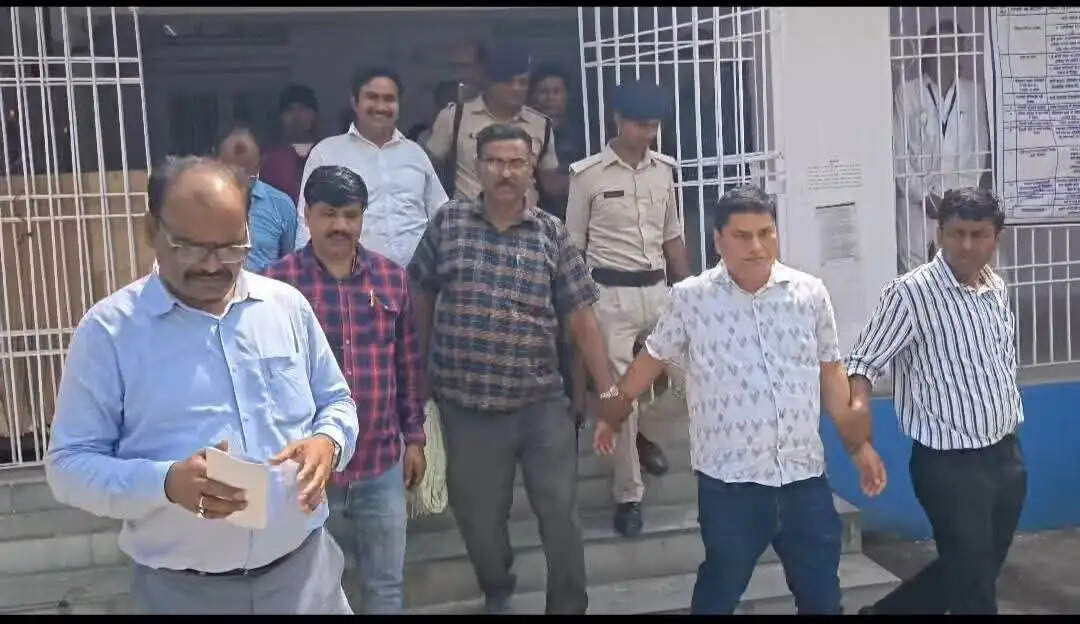 70 हजार रुपये रिश्वत लेते लिपिक और स्टेनो गिरफ्तार