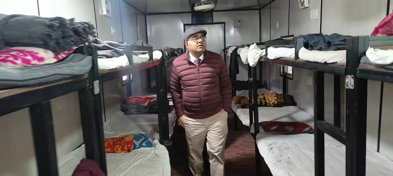 कानपुर में डीएम को रैन बसेरे में नहीं मिलीं मूलभूत सुविधाएं, केयर टेकर को लगाई फटकार