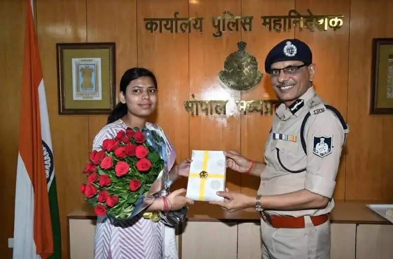 भोपाल : यूपीएससी में चयनित पुलिस कर्मियों की पुत्रियों को डीजीपी ने किया सम्मानित