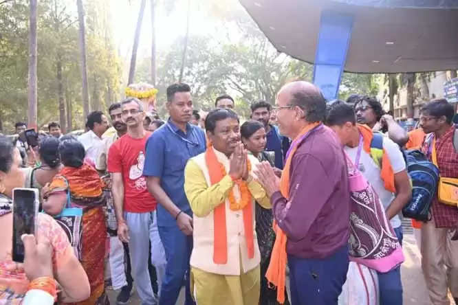 जगदलपुर : अयोध्या से वापस लौटा श्रद्धालुओं का जत्था, स्टेशन पर ढोल बजाकर किया गया स्वागत