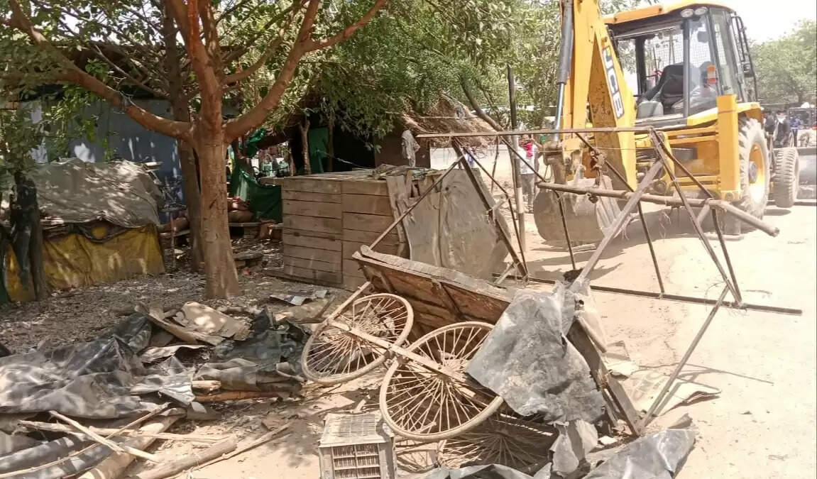 रेलवे की जमीन पर चला बुलडोजर, तीन दर्जन अवैध दुकानों पर कहर